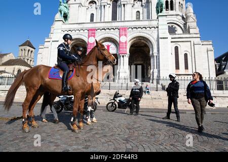 Polizei und berittene Polizei auf Pferden vor der Sacre Coeur im quartier montmartre von Paris, am 19. märz, am dritten Tag einer strengen Sperre in Frankreich, um die Ausbreitung von COVID-19, verursacht durch das neuartige Coronavirus, zu stoppen. Foto von Raphael Lafargue/ABACAPRESS.COM Stockfoto