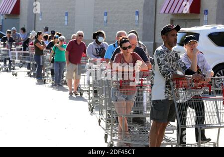 KEIN FILM, KEIN VIDEO, KEIN Fernsehen, KEINE DOKUMENTATION - Hunderte von Käufern warten in der Schlange vor einem Costco in Altamonte Springs, FL, USA, auf die Eröffnung des Stores um 10 Uhr am Donnerstag, den 19. März 2020. An diesem Standort waren aufgrund der Reaktion des Coronavirus keine Handdesinfektionsmittel, Toilettenpapier, Bleichmittel und andere hochgefragte Hygieneprodukte mehr vorrätig. Foto von Joe Burbank/Orlando Sentinel/TNS/ABACAPRESS.COM Stockfoto