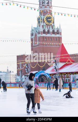 Moskau, 2. Dez. März 2020. Am 2. Dezember 2020 laufen die Menschen auf der GUMMIEISBAHN auf dem Roten Platz in Moskau, Russland. Die Eisbahn am Roten Platz ist bis zum 1. März 2020 für die Öffentlichkeit zugänglich. Quelle: Bai Xueqi/Xinhua/Alamy Live News Stockfoto