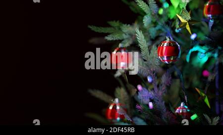 Rote Kugeln auf einem weihnachtsbaum. Digitales 3D-Rendern. Stockfoto