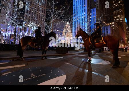 New York, USA. Dezember 2020. Zwei NYPD-montierte Einheiten-Offiziere stehen Wache nach der 88. Annual Rockefeller Center Christmas Tree Lighting Ceremony, in New York, NY, 2. Dezember 2020. Aufgrund des aktuellen Anstiegs der COVID-19 war die jährliche Veranstaltung für die Öffentlichkeit geschlossen, aber Menschen, die den Baum besuchen möchten, können Tickets für ein fünfminütiges Sichtfenster an bestimmten Stellen kaufen. Quelle: SIPA USA/Alamy Live News Stockfoto