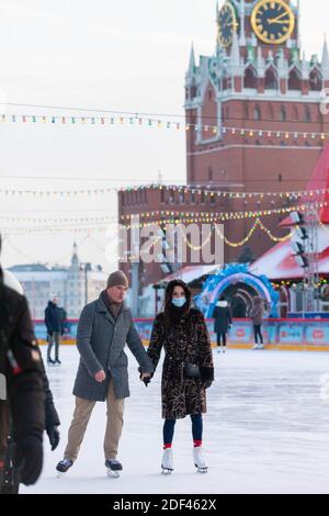 Moskau, 2. Dez. März 2020. Am 2. Dezember 2020 laufen die Menschen auf der GUMMIEISBAHN auf dem Roten Platz in Moskau, Russland. Die Eisbahn am Roten Platz ist bis zum 1. März 2020 für die Öffentlichkeit zugänglich. Quelle: Bai Xueqi/Xinhua/Alamy Live News Stockfoto