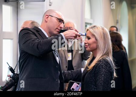 Mitglieder der Medien werden auf Fieber gescreent, bevor US-Präsident Donald J. Trump im Pressebriefing-Raum des Weißen Hauses in Washington, DC, USA, am 22. März 2020 eine Rede zur Pandemie halten kann. Bemühungen, die COVID-19-Pandemie des Coronavirus einzudämmen, haben zu Reiseunterbrechungen, Annullierungen von Sportveranstaltungen, zu Reinigungsvorräten und zu Nahrungsmitteln und anderen Unannehmlichkeiten geführt. Foto von Jim Lo Scalzo/Pool/ABACAPRESS.COM Stockfoto