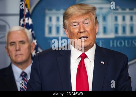 US-Präsident Donald J. Trump, umgeben von Mitgliedern der Coronavirus Task Force des Weißen Hauses, hält im Pressesaal des Weißen Hauses in Washington, DC, USA, am 22. März 2020 Bemerkungen zur Pandemie. Bemühungen, die COVID-19-Pandemie des Coronavirus einzudämmen, haben zu Reiseunterbrechungen, Annullierungen von Sportveranstaltungen, zu Reinigungsvorräten und zu Nahrungsmitteln und anderen Unannehmlichkeiten geführt. US-Präsident Donald J. Trump, umgeben von Mitgliedern der Coronavirus Task Force des Weißen Hauses, hält im Pressesaal des Weißen Hauses in Washington, DC, USA, am 22. März 20 Bemerkungen zur Pandemie Stockfoto