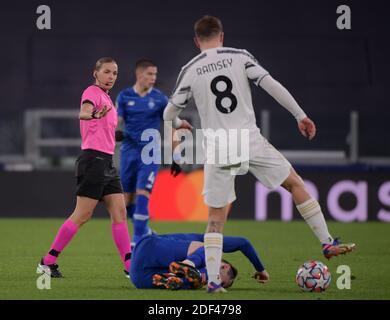 Turin, Italien. Dezember 2020. Schiedsrichter Stephanie Frappart (L) arbeitet während des UEFA Champions League Group G Spiels zwischen FC Juventus und Dynamo Kiew in Turin, Italien, am 2. Dezember 2020. Quelle: Federico Tardito/Xinhua/Alamy Live News Stockfoto