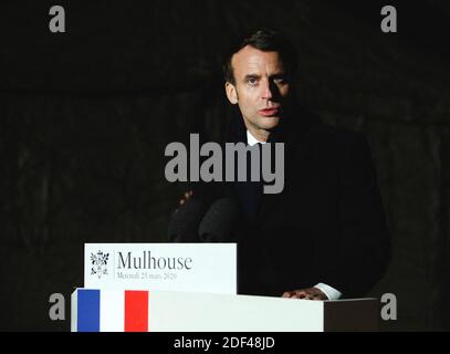 Der französische Präsident Emmanuel Macron hält am 25. März 2020, am zehnten Tag einer strikten Sperre in Frankreich, eine Rundfunkrede vor dem Emile Muller Hospital in Mulhouse, Ostfrankreich, um die Ausbreitung von COVID-19 zu stoppen. Macron kündigte am Mittwoch den Start der Militäroperation Resilience an, um Unterstützung im Kampf gegen COVID-19 zu leisten, zusammen mit „masiven Investitionen“ in das öffentliche Gesundheitssystem des Landes, da die Todesrate des französischen Coronavirus auf 1,331 stieg und 25,233 bestätigte Fälle bestätigte. Foto von Mathieu Cugnot/Pool/ABACAPRESS.COM Stockfoto