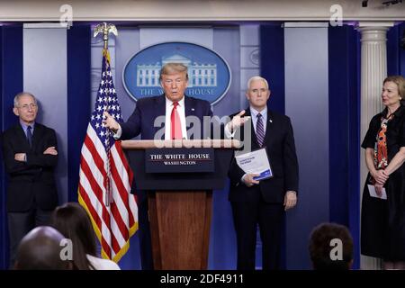 US-Präsident Donald Trump spricht während einer Pressekonferenz über die Coronavirus COVID-19 Pandemie mit Vizepräsident Mike Pence, Direktor des National Institute of Allergy and Infectious Diseases Dr. Anthony Fauci (L) und Botschafterin Debbie Birx, Botschafterin der Coronavirus-Reaktion im Weißen Haus in Washington, am 26. März 2020. Foto von Yuri Gripas/ABACAPRESS.COM Stockfoto