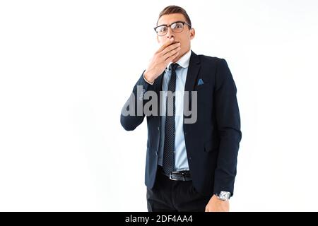 Business schöner Mann in Brille und Anzug, erstaunlich schockiert von großen Augen und offenen Mund, isoliert auf weißem Hintergrund Stockfoto