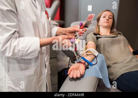 Eine Frau gibt Blut als Krankenschwester nimmt Proben am 27. März 2020 an der EFS in Lille, während COVID-19 als eine strenge Sperre in Kraft tritt, um die Ausbreitung der Coronavirus-Krankheit zu stoppen. Foto von Julie Sebadelha/ABACAPRESS.COM Stockfoto