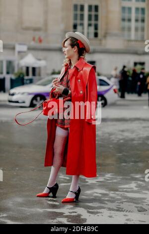 Street Style, Ankunft in Chanel Herbst Winter 2020-2021 Show, im Grand Palais, Paris, Frankreich, am 3. März 2020 statt. Foto von Marie-Paola Bertrand-Hillion/ABACAPRESS.COM Stockfoto