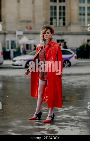 Street Style, Ankunft in Chanel Herbst Winter 2020-2021 Show, im Grand Palais, Paris, Frankreich, am 3. März 2020 statt. Foto von Marie-Paola Bertrand-Hillion/ABACAPRESS.COM Stockfoto