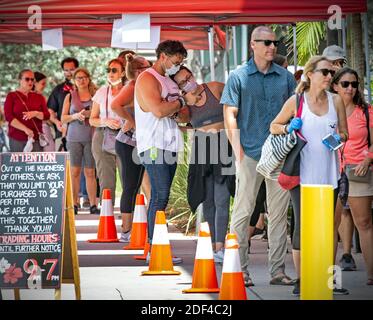 KEIN FILM, KEIN VIDEO, KEIN Fernsehen, KEINE DOKUMENTATION - Valentina Watson lehnt sich an Gio Watson, Mitte, als sie in der Schlange warten, um Trader Joe's für Lebensmitteleinkäufe Dienstag, 31. März 2020 in Miami zu betreten. Foto von Al Diaz/Miami Herald/TNS/ABACAPRESS.COM Stockfoto