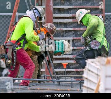 KEIN FILM, KEIN VIDEO, KEIN Fernsehen, KEINE DOKUMENTATION - Bauarbeiter arbeiten am Dienstag, den 31. März 2020 auf der Baustelle vor dem South Dixie Highway und der SW 37th Avenue in Coral Gables, FL, USA. Foto von Al Diaz/Miami Herald/TNS/ABACAPRESS.COM Stockfoto