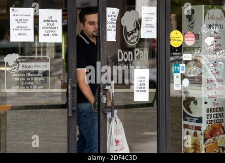 KEIN FILM, KEIN VIDEO, KEIN Fernsehen, KEINE DOKUMENTATION - Pickup-Bestellungen und soziale Distanzierungsanweisungen sind am Dienstag, den 31. März 2020 an den Fenstern von DonPan Deli, Bakery and Cafe am North Kendall Drive in Miami zu sehen. Foto von Al Diaz/Miami Herald/TNS/ABACAPRESS.COM Stockfoto