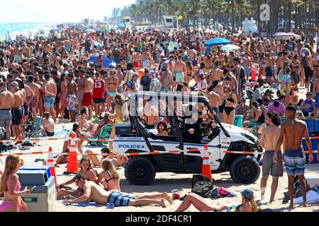 KEIN FILM, KEIN VIDEO, KEIN Fernsehen, KEIN DOKUMENTARFILM - Spring Break 2020 begann am 29. Februar in Fort Lauderdale, FL, USA. Hier patrouillieren am 4. März Offiziere am Strand. Foto von Mike Stocker/Sun Sentinel/TNS/ABACAPRESS.COM Stockfoto