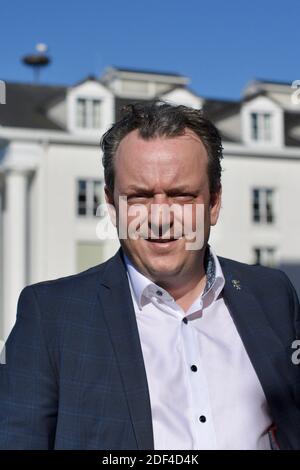 EXKLUSIV : Michael Mack, Co-Associate Co-Direktoren des Europa-Parks, dem berühmten Freizeit- und Vergnügungspark in Rust in Bade-Württemberg, Deutschland. Er wurde mehrfach für den besten Park der Welt ausgezeichnet. Porträt in einem Büro im Europa-Park vor der Statue seines Großvaters, des Gründers Franz Mack. 10. Februar 2020, in Straßburg Nordostfrankreich. Foto von Nicolas Roses/ABACAPRESS.COM Stockfoto
