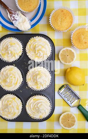 Hausgemachte Zitronen-Cupcakes mit Zutaten Stockfoto