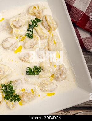 Tortellini mit Huhn und Parmaschinken Stockfoto