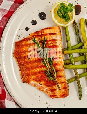 Gegrillter Lachs mit Spargel Stockfoto