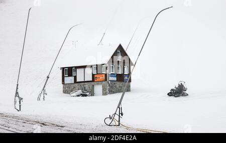 Oberwiesenthal, Deutschland. Dezember 2020. Schneekanonen sprühen Kunstschnee auf die Piste am Fichtelberg. Die sächsischen Wintersportregionen haben den Dezember aufgrund von Koronabeschränkungen abgeschrieben, rüsten sich aber für die folgenden Wintermonate. Auf jeden Fall wollen sie vorbereitet sein, falls die Skigebiete wieder geöffnet werden können. Quelle: Jan Woitas/dpa-Zentralbild/dpa/Alamy Live News Stockfoto