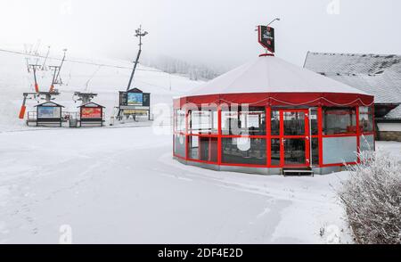 Oberwiesenthal, Deutschland. Dezember 2020. Eine geschlossene Sonnenschirmbar befindet sich auf der Skipiste am Fichtelberg. Die sächsischen Wintersportregionen haben den Dezember wegen der Corona-Beschränkungen abgeschrieben, bereiten sich aber auf die folgenden Wintermonate vor. Sie wollen auf jeden Fall vorbereitet sein, wenn die Skigebiete wieder geöffnet werden können. Quelle: Jan Woitas/dpa-Zentralbild/dpa/Alamy Live News Stockfoto