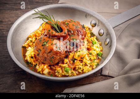 Kalbfleisch Ossobuco mit Zafron Risotto Stockfoto