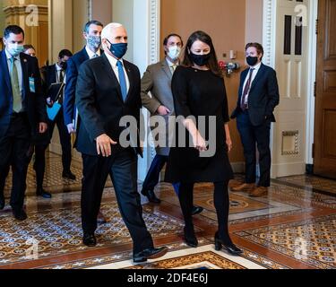 Washington, Usa. Dezember 2020. Der ehemalige Vizepräsident Mike Pence verließ die Senatskammer nach der Vereidigung des US-Senators Mark Kelly (D-AZ) als Senator. Kredit: SOPA Images Limited/Alamy Live Nachrichten Stockfoto