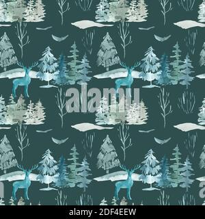 Skandinavischer Winter geheimnisvolle Wald nahtlose Muster auf grünem Hintergrund. Aquarell-Illustration von Waldtieren, Kiefern, Hügeln, Vögeln Stockfoto