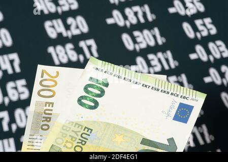 Euro-Banknoten und Preisboard an der Börse Stockfoto