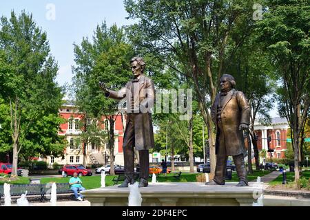 Ottawa, Illinois, USA. Statuen von Abraham Lincoln und Stephen Douglas zieren ein Podium im historischen Washington Square Park in Ottawa. Stockfoto