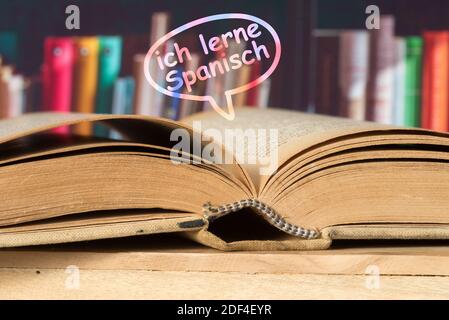 Ein Buch und eine Sprechblase Ich lerne Spanisch Stockfoto