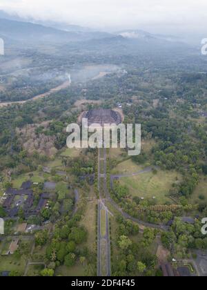 Luftaufnahme des Borobudur-Tempels, Yogyakarta. Der größte buddhistische Tempel in Indonesien. Religiöse und historische Reiseziele Stockfoto