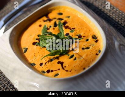 Makro Foto Kürbiscremesuppe mit saurer Sahne in einem Restaurant Stockfoto