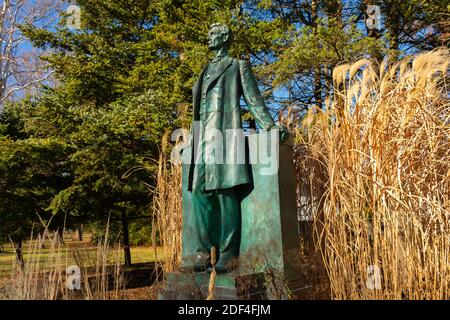 Urbana, Illinois / USA - 28. November 2020: 'Lincoln the Lawyer' Statue von Lorado Taft im Morgenlicht. Stockfoto