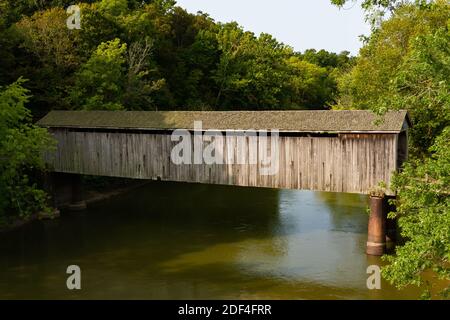 Alte überdachte Brücke im Mittleren Westen an einem schönen Sommermorgen. Cowden, Illinois, USA Stockfoto