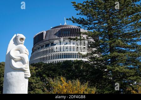 'The Beehive', Parlamentsgebäude und moderne Skulptur, Wellington, Nordinsel, Neuseeland Stockfoto