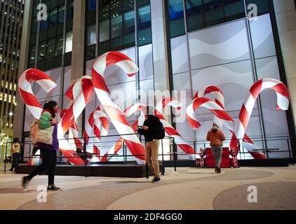 New York, Usa. Dezember 2020. Zuckerrohr und Weihnachtsdekorationen sind auf der Sixth Avenue vor der 88. Jährlichen Rockefeller Center Christmas Tree Lighting Ceremony am 2. Dezember 2020 im Rockefeller Center in New York City zu sehen. Foto von John Angelillo/UPI Kredit: UPI/Alamy Live Nachrichten Stockfoto