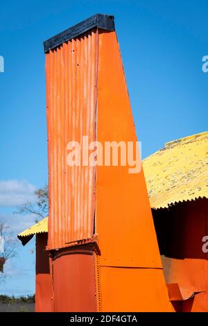 Schornstein der historischen Hinterlandhütte, die von Wanderern und Jägern genutzt wird, Ongaonga Museum, Central Hawkes Bay, North Island, Neuseeland Stockfoto