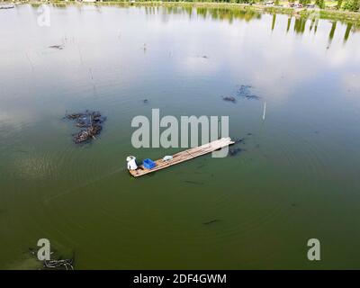 Luftaufnahme des traditionellen Fischers auf Sumpf mit Holz traditionell Versand Stockfoto