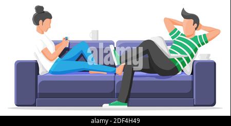 Mann und Frau sitzen auf dem Sofa mit Notebook und Smartphone. Junge mit Laptop und Mädchen mit Telefon sitzen auf der Couch. Freiberufliches Paar arbeitet von zu Hause aus. Online-Bildung, Lernen. Flache Vektorgrafik Stock Vektor