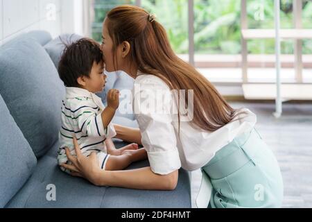 Nahaufnahme Porträt der schönen jungen asiatischen Mutter küsst ihr neugeborenes Baby zu lieben asien Frau Lifestyle Muttertag Konzept mit Kopierer Raum. Stockfoto