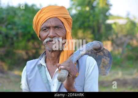 TIKAMGARH, MADHYA PRADESH, INDIEN - 23. NOVEMBER 2020: Porträt eines unbekannten indischen alten Mannes in ihrem Dorf. Stockfoto