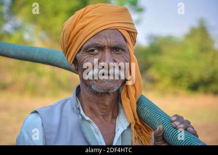 TIKAMGARH, MADHYA PRADESH, INDIEN - 23. NOVEMBER 2020: Porträt eines unbekannten indischen alten Mannes in ihrem Dorf. Stockfoto