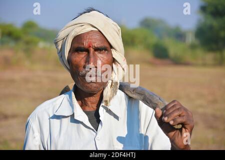TIKAMGARH, MADHYA PRADESH, INDIEN - 23. NOVEMBER 2020: Porträt eines unbekannten indischen alten Mannes in ihrem Dorf. Stockfoto