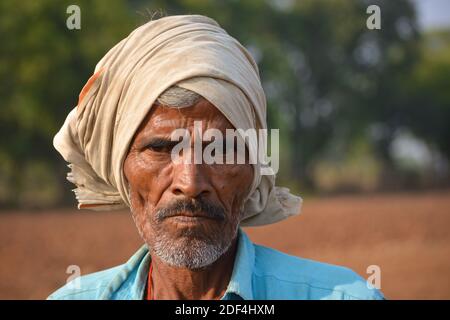 TIKAMGARH, MADHYA PRADESH, INDIEN - 23. NOVEMBER 2020: Porträt eines glücklichen indischen Mannes in ihrem Dorf. Stockfoto