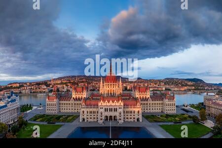 Uinique Foto vom ungarischen Parlamentsgebäude. Fantastisches Stadtbild am Morgen mit dem gebäude der ungarischen Regierung und der Donau auf der Rückseite