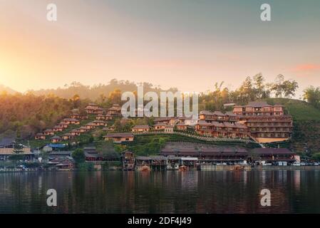 Ban Rak Thai Village ist eine chinesische Siedlung mit See bei Sonnenuntergang in der Provinz Mae Hong Son in der Nähe von Chiangmai, Thailand. Stockfoto