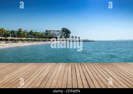 Holzboden auf einem Pier am Meer und ein wunderschönes Strandresort Am Mittelmeer Stockfoto