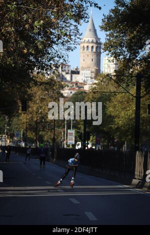 ISTANBUL, TÜRKEI - 08. NOVEMBER 2020: Skater 42. Istanbul Marathon, der zwei Kontinente in einem Rennen umfasst. Stockfoto