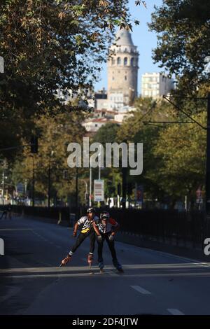 ISTANBUL, TÜRKEI - 08. NOVEMBER 2020: Skater 42. Istanbul Marathon, der zwei Kontinente in einem Rennen umfasst. Stockfoto